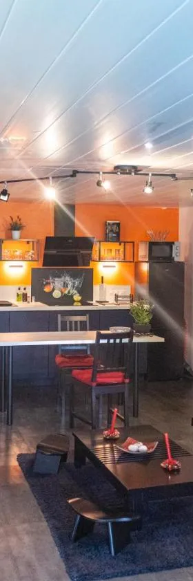 Comme dans un écrin - T2 de 50 m² avec jardin, terrasse et piscine，位于Vernaison的酒店