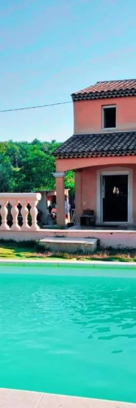 Villa près des remparts，位于雷居斯的酒店