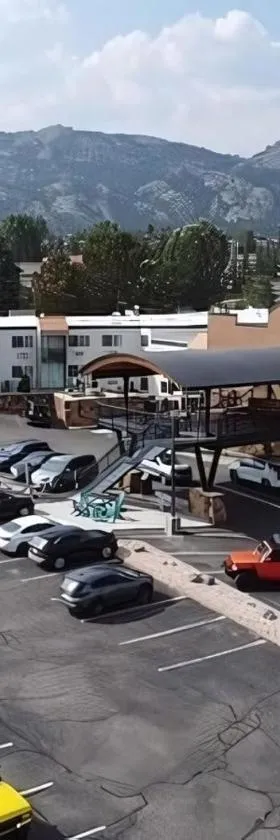 Expedition Lodge Estes Park at Rocky Mtn National Park，位于埃斯蒂斯帕克的酒店