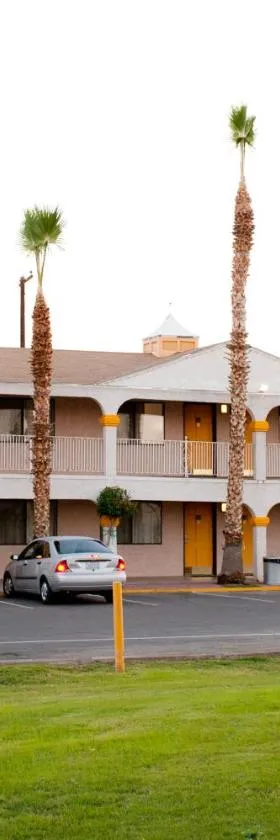 Emerald Inn & Lounge，位于布莱斯的酒店