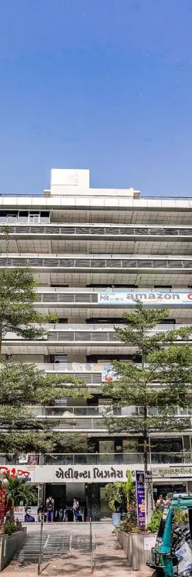 Hotel Skycity, Best Luxurious Hotel AC Rooms In Surat，位于苏拉特的酒店