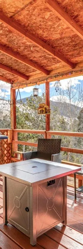 Colorado Vacation Rental with Deck and Mtn Views，位于克里普尔克里克的酒店