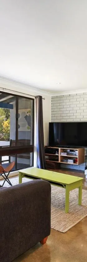 Aloha - Short Drive to Berry & The Beach - Fireplace and Firepit，位于Shoalhaven Heads的酒店