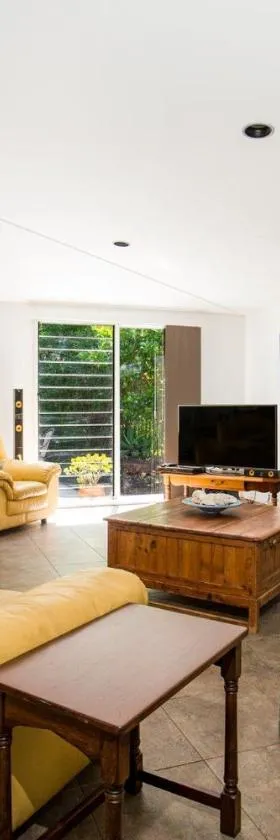 Grey Gables - Pet Friendly with Fireplace, Pool, Spa & Sauna，位于Callala Bay的酒店
