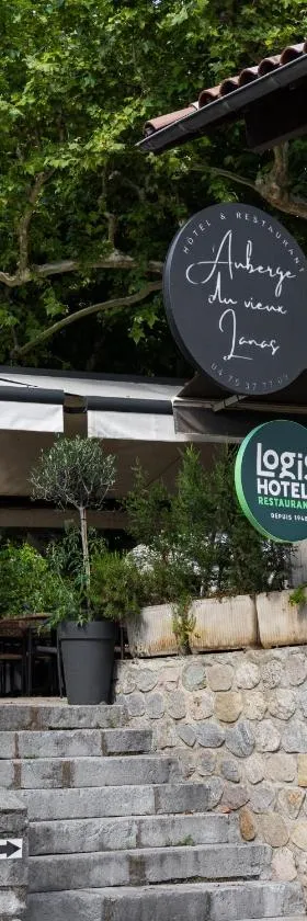 Auberge du Vieux Lanas Logis Hotel Restaurant，位于Lanas的酒店
