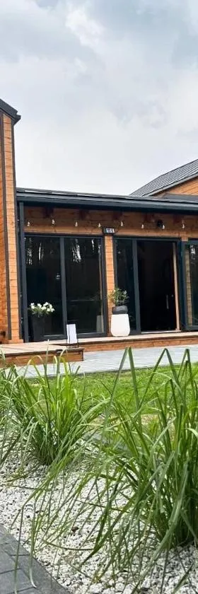 DOMKI Leśna Cisza jezioro Powidzkie dla 18 osób - 5D Apartments，位于Lipnica的酒店