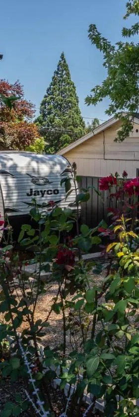 Chic RV Retreat, Stunning Yard in Roseburg，位于罗斯堡的酒店