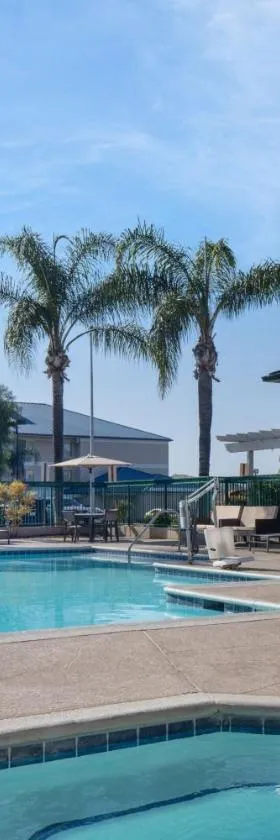 圣塔克拉里塔瓦伦西亚Residence Inn酒店，位于圣塔克拉瑞塔的酒店