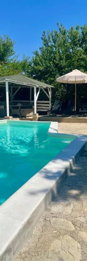 GARDEN OASIS GUEST HOUSE，位于斯雷姆斯基卡尔洛夫奇的酒店