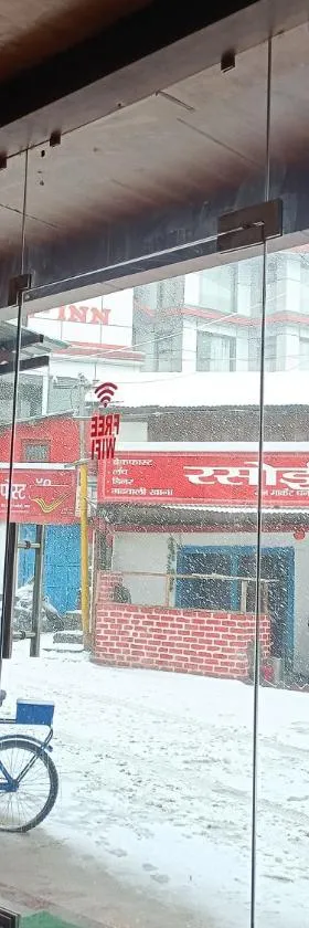 Midway Resturant and Guest house, Dhanaulti，位于达纳尔蒂的酒店