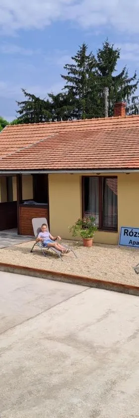 Rózsakert Apartman，位于Zalaszentgrót的酒店