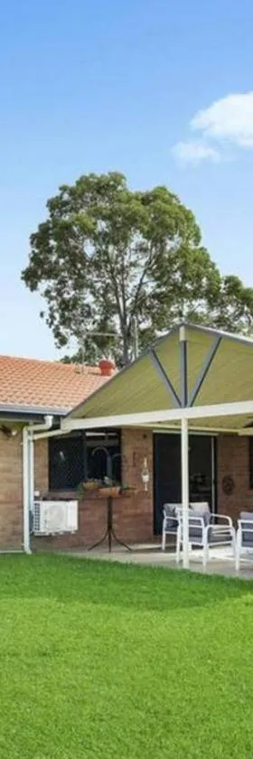 Springfield Breeze - Newly furnished home, Sunny Patio and BBQ，位于Goodna的酒店