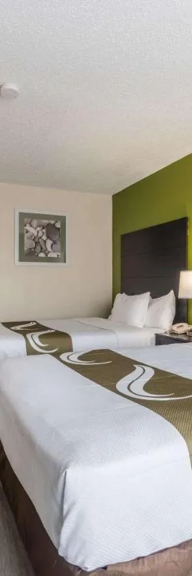 Quality Inn & Suites Vandalia near I-70 and Hwy 51，位于Vandalia的酒店