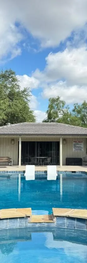 Live Oaks Bed and Breakfast，位于尤瓦尔迪的酒店