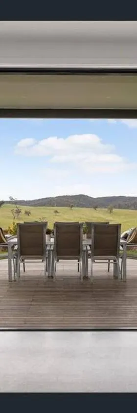 Luxury Modern Farm Stay with Country Living，位于Greendale的酒店