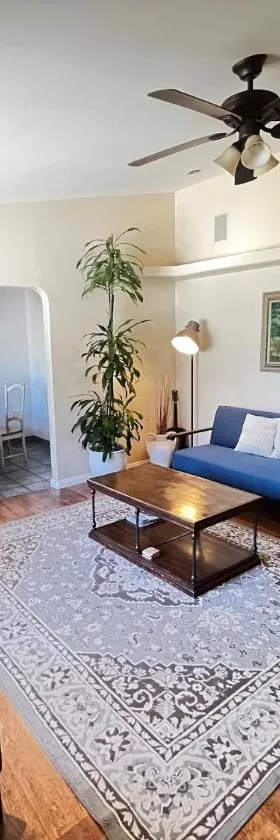 Cozy Family Hideaway, sleeps 8, 4 tv's yard, shops，位于西米谷的酒店