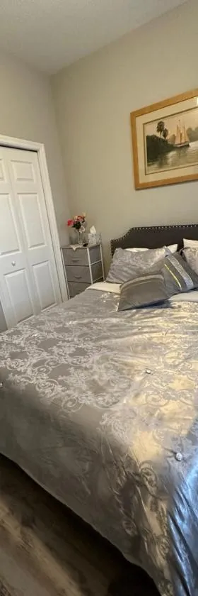 Quiet room in a family home，位于利哈伊埃克斯的酒店