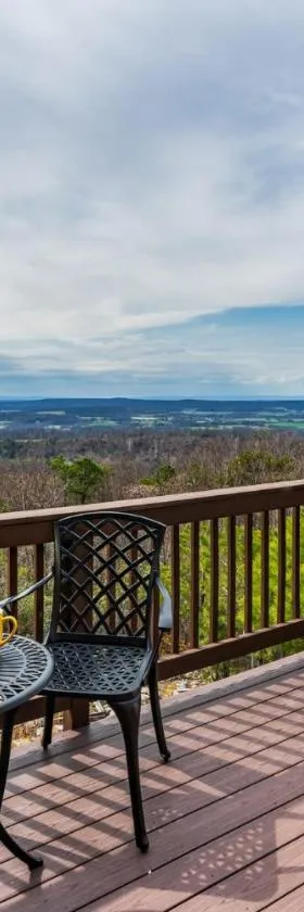 Mountaintop Views, Hot Tub, Deck, Fire Pit & WiFi，位于Augusta的酒店