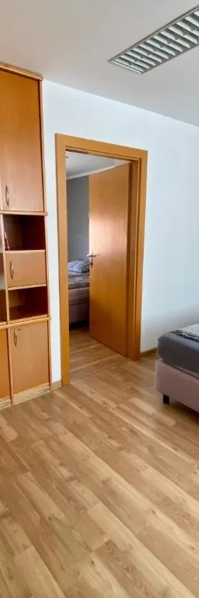3-Bedroom apartment in Rajhrad, with kitchen, 2 bathrooms, parking，位于Rajhrad的酒店