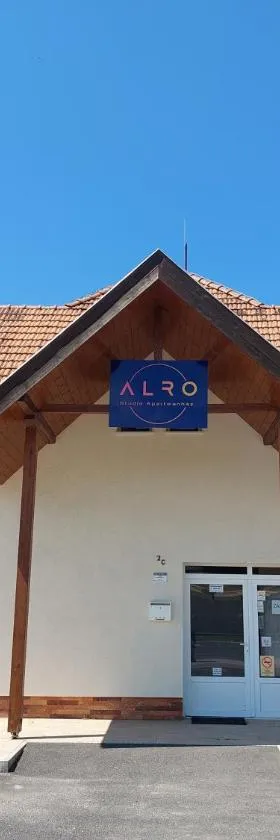 ALRO Stúdió Apartmanház，位于巴拉顿扎佐的酒店