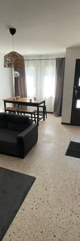 Maison 2 chambres 3 lits 4 couchages et extérieur，位于洛拉盖自由城的酒店