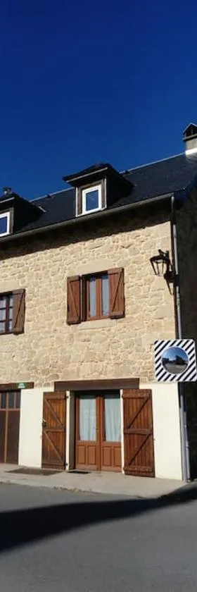 Maison au cœur d'un petit village，位于Goutrens的酒店