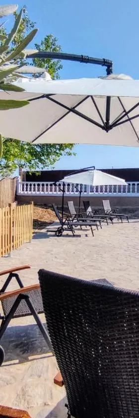 Preciosa villa para grupos grandes con piscina y BBQ，位于Casarrubios del Monte的酒店