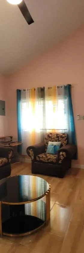 Comfortable Strategic Lodging Quarters，位于Spanish Town的酒店