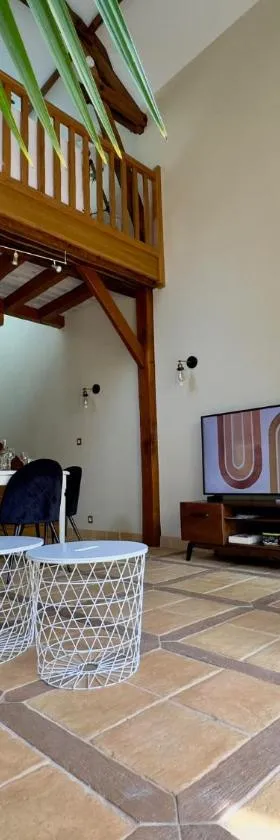 la Maison sous les Arbres - Duplex, jardin et spa，位于Pocé-sur-Cisse的酒店