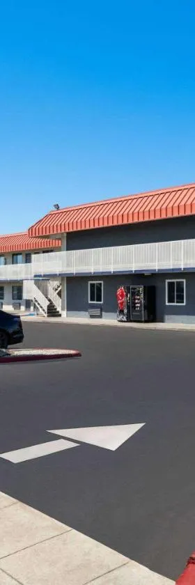 南弗雷斯诺戴斯酒店，位于弗雷斯诺的酒店