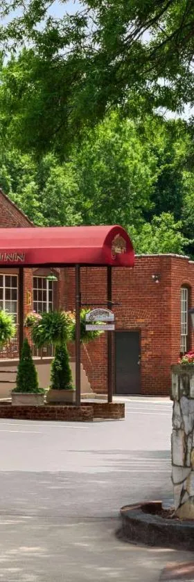 The Historic Brookstown Inn, Trademark Collection by Wyndham，位于温斯顿·塞勒姆的酒店