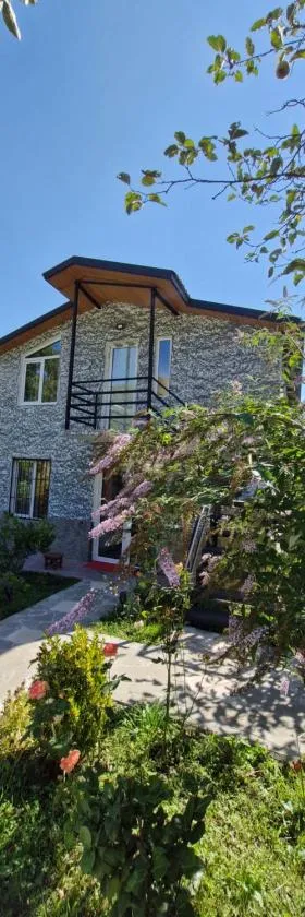 Ananuri veranda- hotel guest house，位于Ananuri的酒店