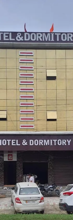 A5 Hotel And Dormitory，位于戈勒克布尔的酒店