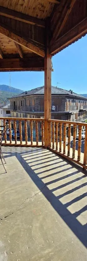 Spacious apartment in Bellver de Cerdanya 150 m² with balcony，位于贝尔维尔德赛当亚的酒店