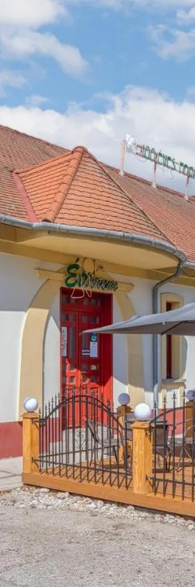 100 Éves Fogadó，位于Szatymaz的酒店
