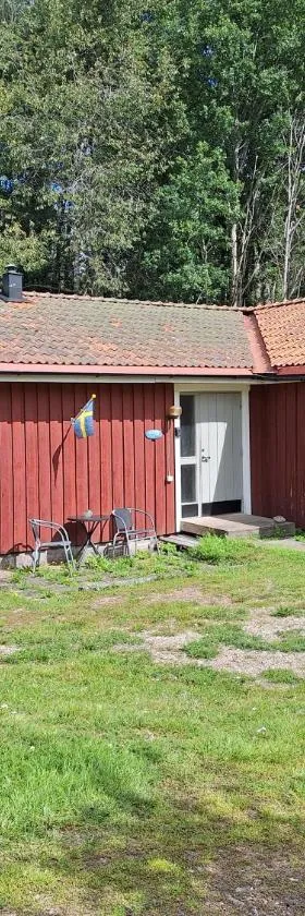 Hus på landet nära sjö，位于Berga的酒店