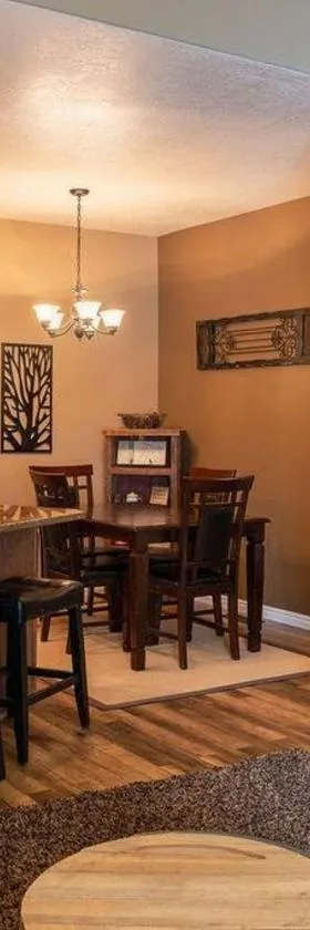 Misty Mountain Townhouse，位于唐纳利的酒店