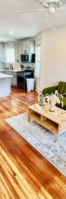 Modern Apartment - 3 Bedrooms, 2 Bathrooms，位于Port Richmond的酒店
