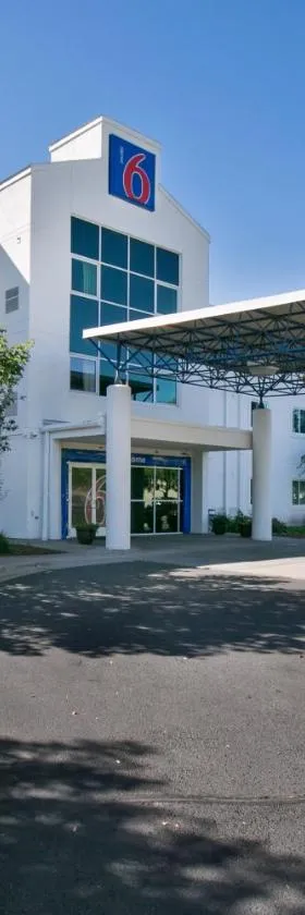 布鲁克林中心阿波利斯6号汽车旅馆，位于布鲁克林中心的酒店