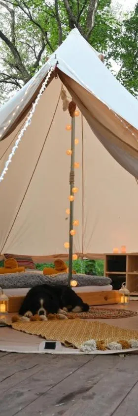 Glamping ŠumVody，位于胡门内的酒店