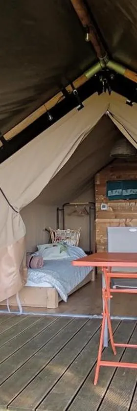 Tente lodge la Flavignienne，位于奥泽兰河畔弗拉维尼的酒店