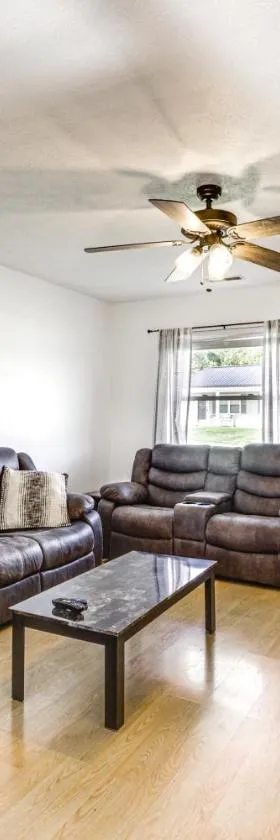 Quiet Dry Ridge Home with Yard - Near Ark Encounter!，位于干岭的酒店