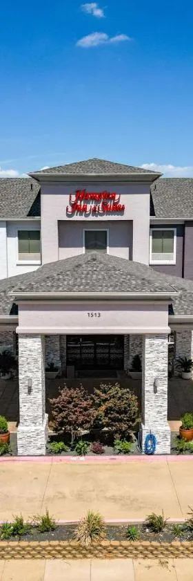 丹顿汉普顿酒店及套房，位于丹顿的酒店