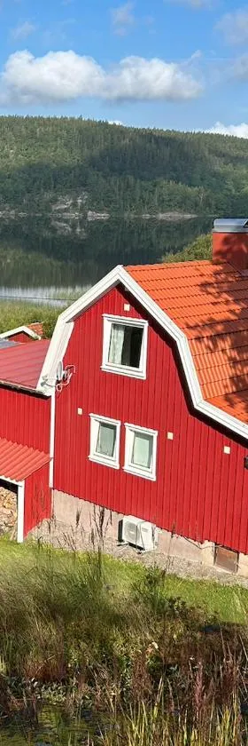 Lovely holiday house by a beautiful lake!，位于Svenshögen的酒店