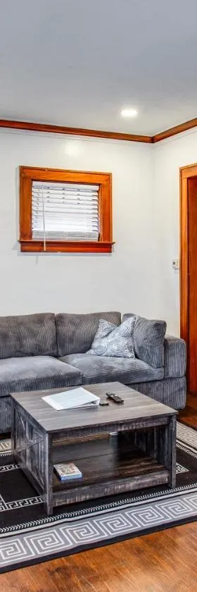 Amazing 3 bedroom home Steps, Airport, UofR, RIT, Strong，位于罗切斯特的酒店