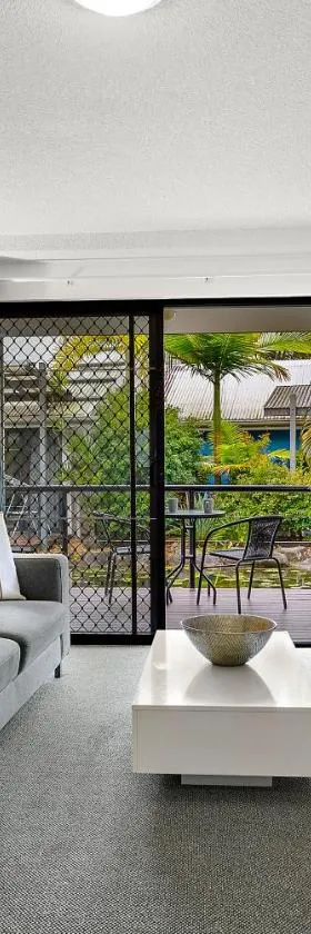 Retreat in ground level 1 bedroom unit, Noosaville，位于努萨维尔的酒店