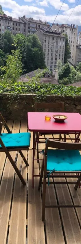 T2 avec terrasse calme et ensoleillée，位于圣克洛德的酒店