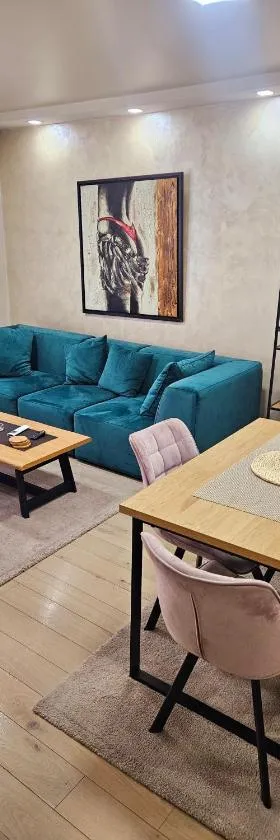 Lux apartmann，位于Karaburma的酒店