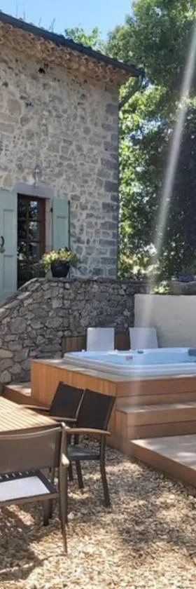 Mas du moulin neuf, holidayhome with private garden and jacuzzi，位于圣伊波利特迪福尔的酒店
