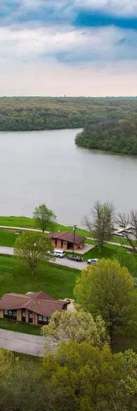 Thousand Hills State Park Cabins，位于柯克斯维尔的酒店